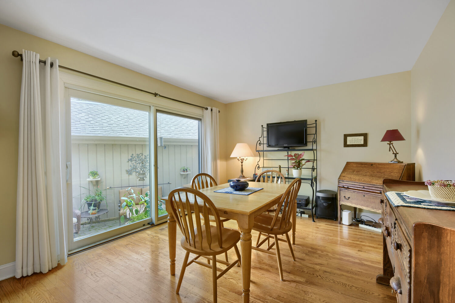 561 Old Barn Road, Lake Barrington, IL 60010