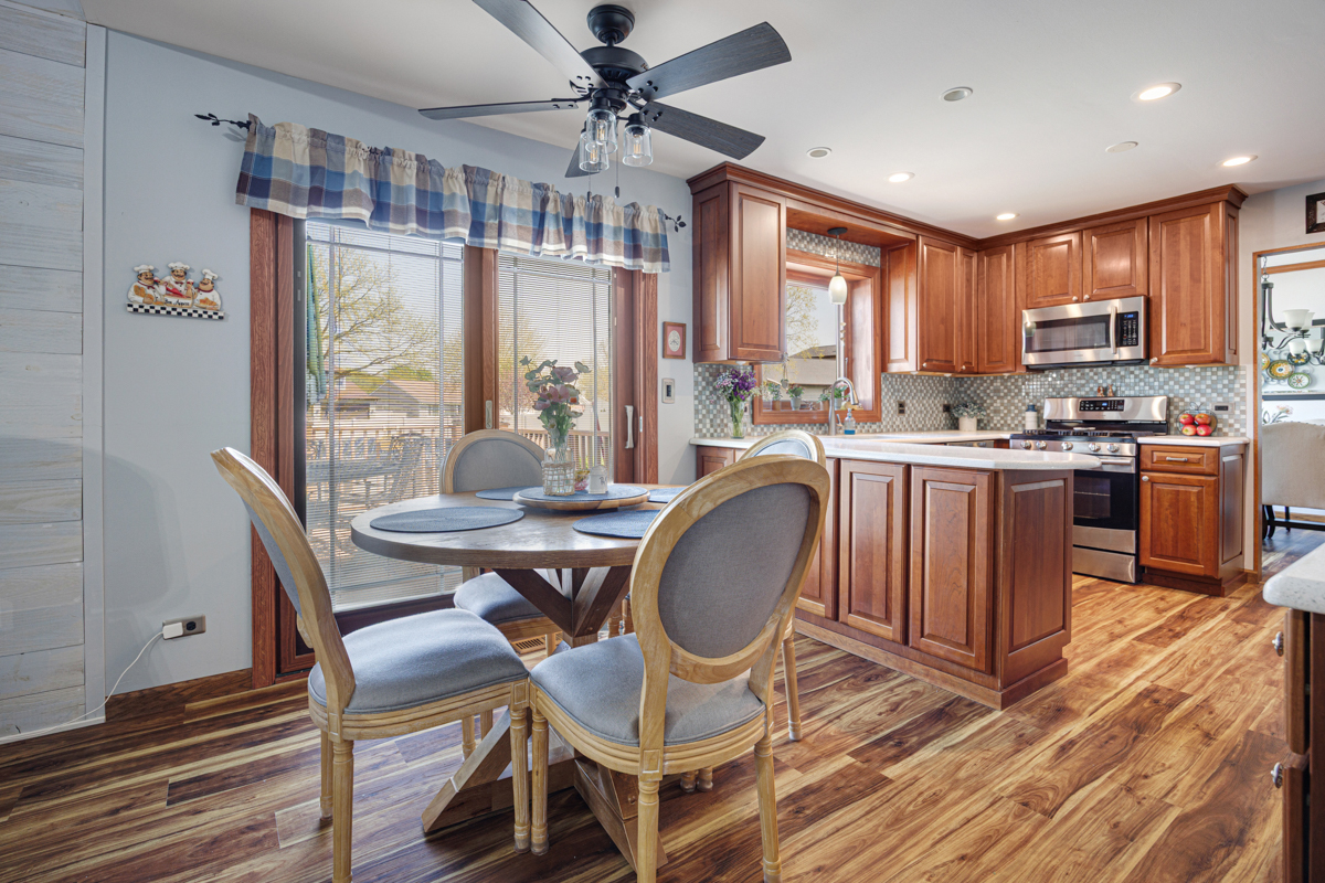 865 Debra Lane, Elk Grove Village, IL 60007