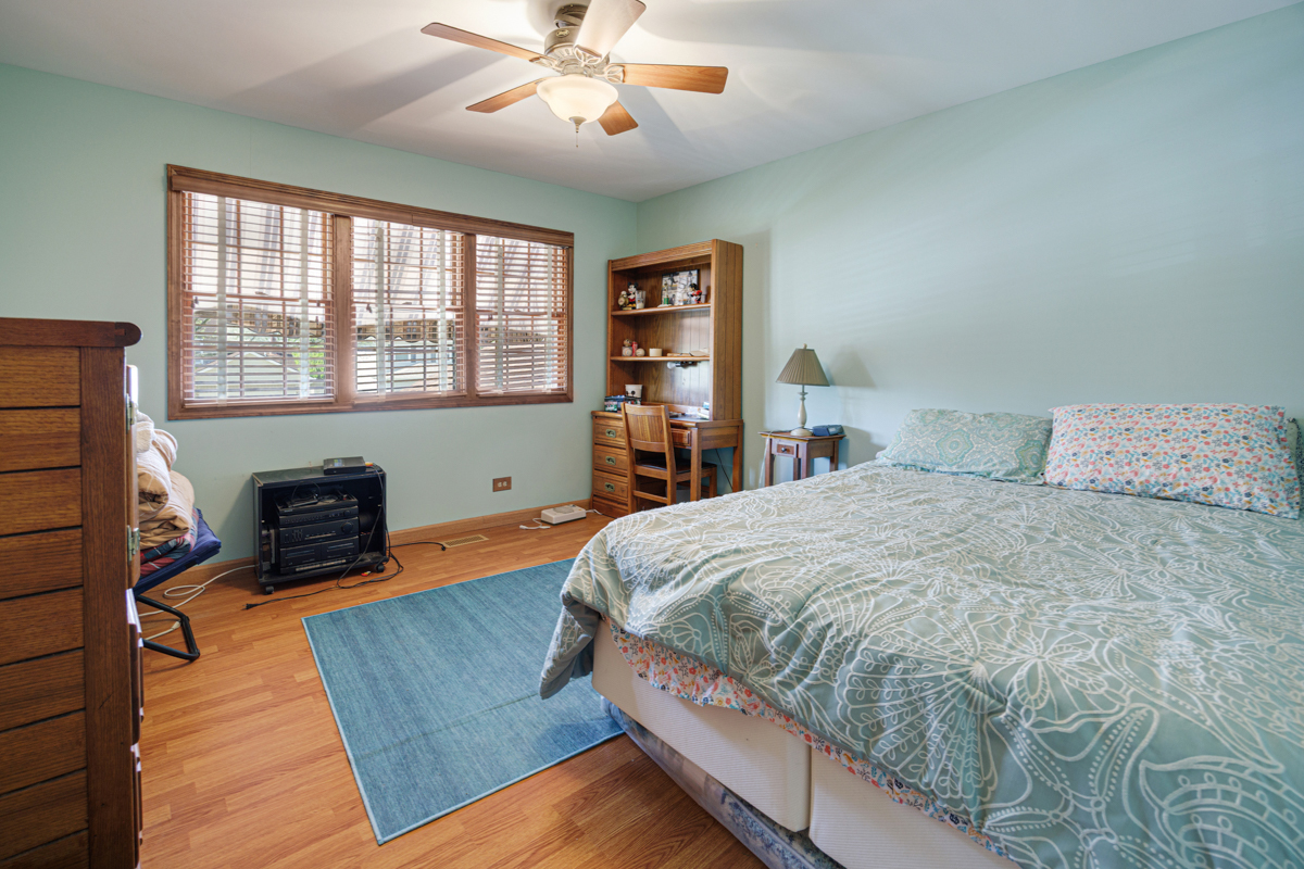 865 Debra Lane, Elk Grove Village, IL 60007