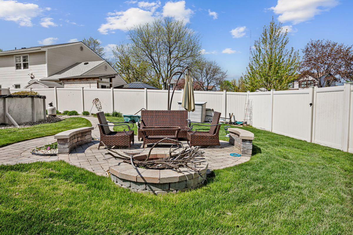 865 Debra Lane, Elk Grove Village, IL 60007