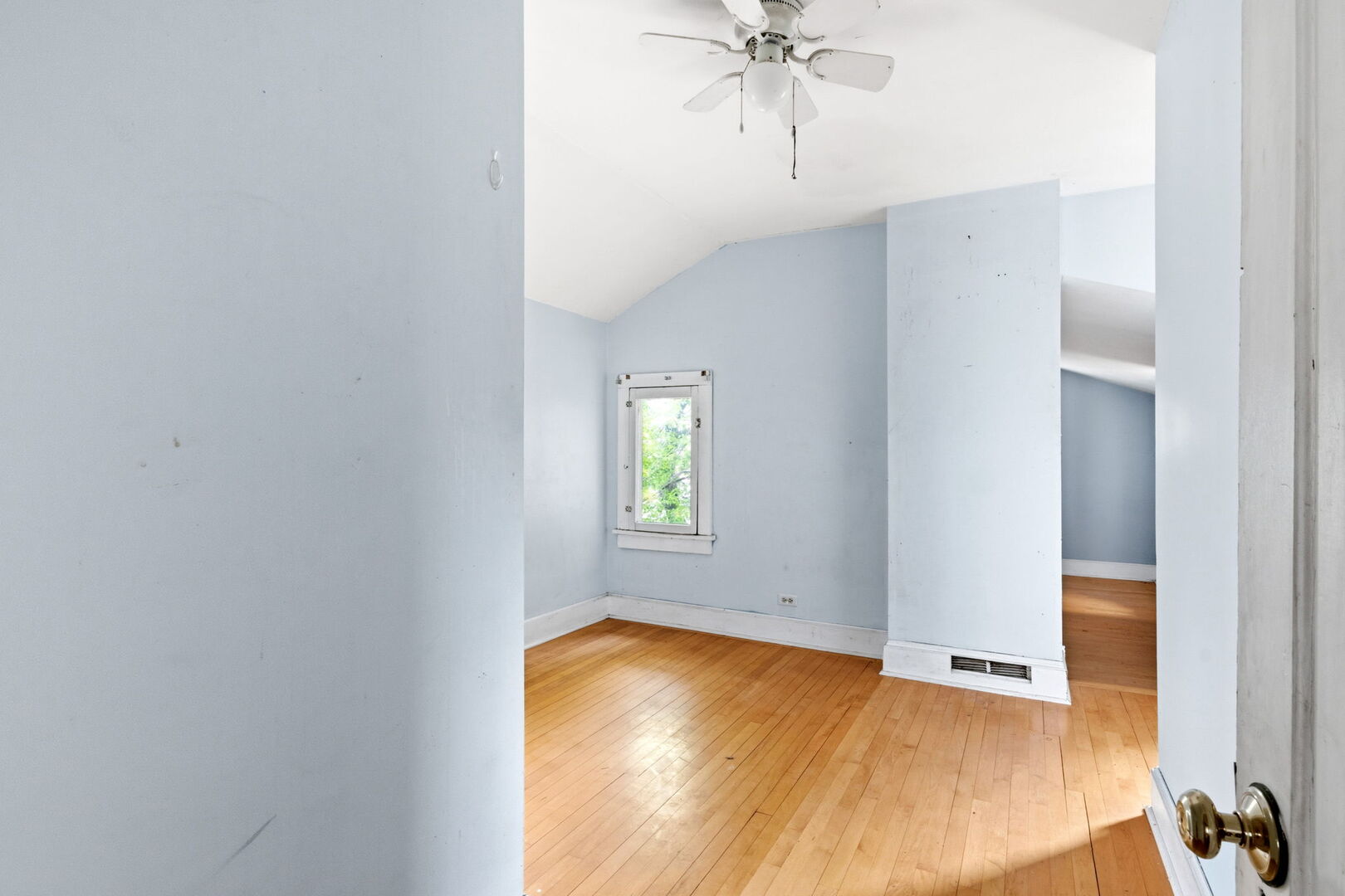 212 S 4th Street, Aurora, IL 60505