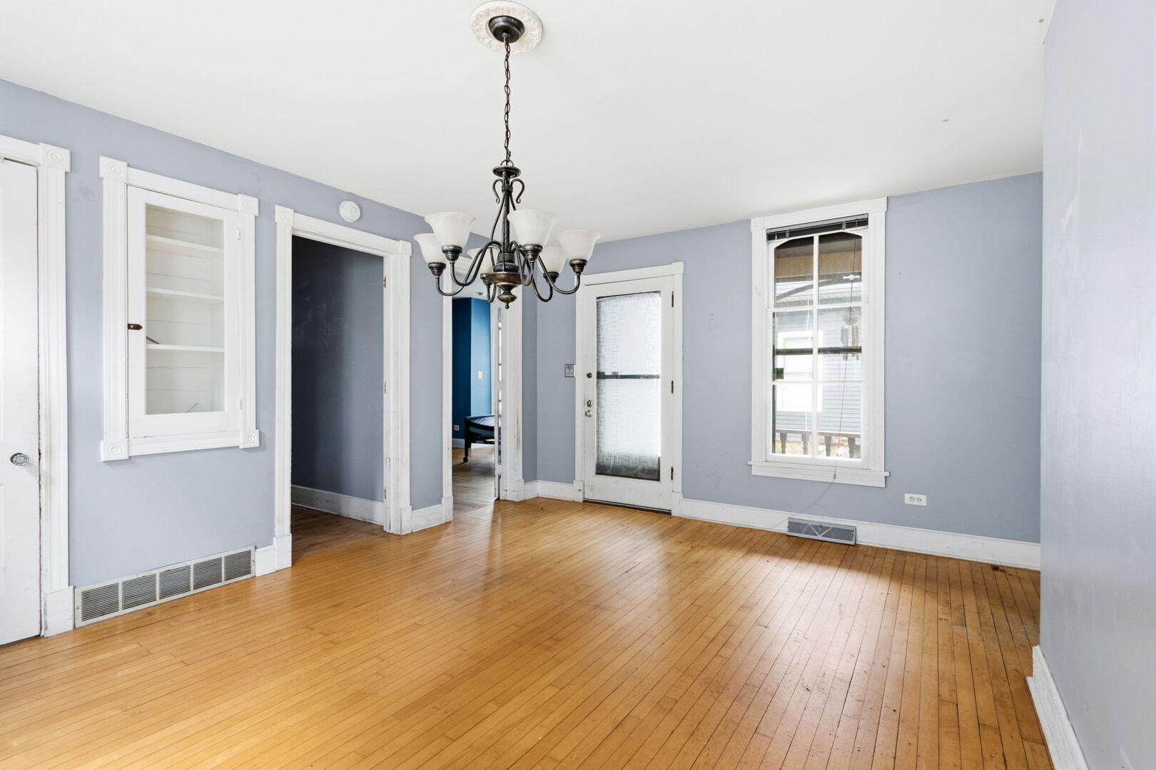 212 S 4th Street, Aurora, IL 60505