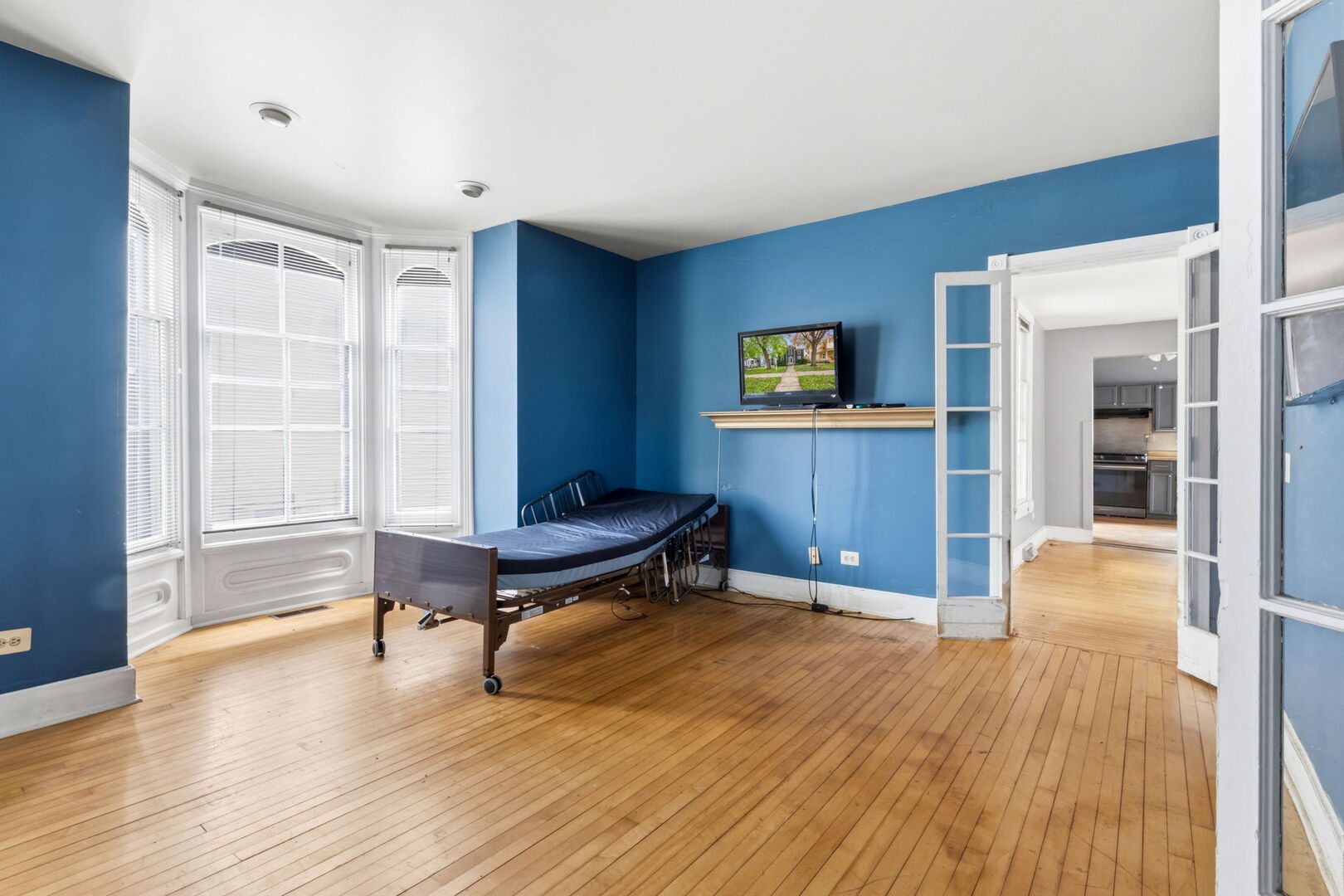 212 S 4th Street, Aurora, IL 60505