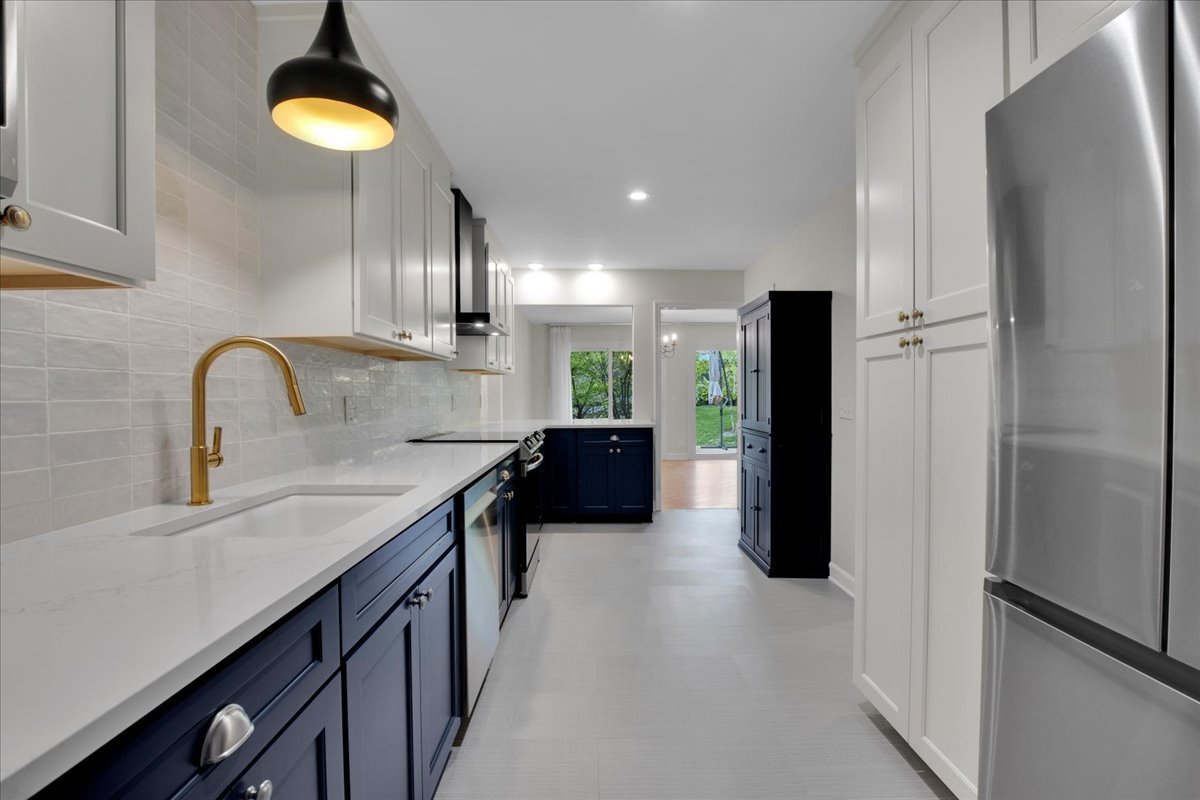 7 The Court Of Island Point, Northbrook, IL 60062
