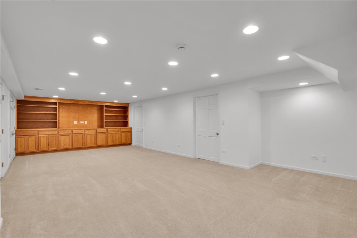 7 The Court Of Island Point, Northbrook, IL 60062