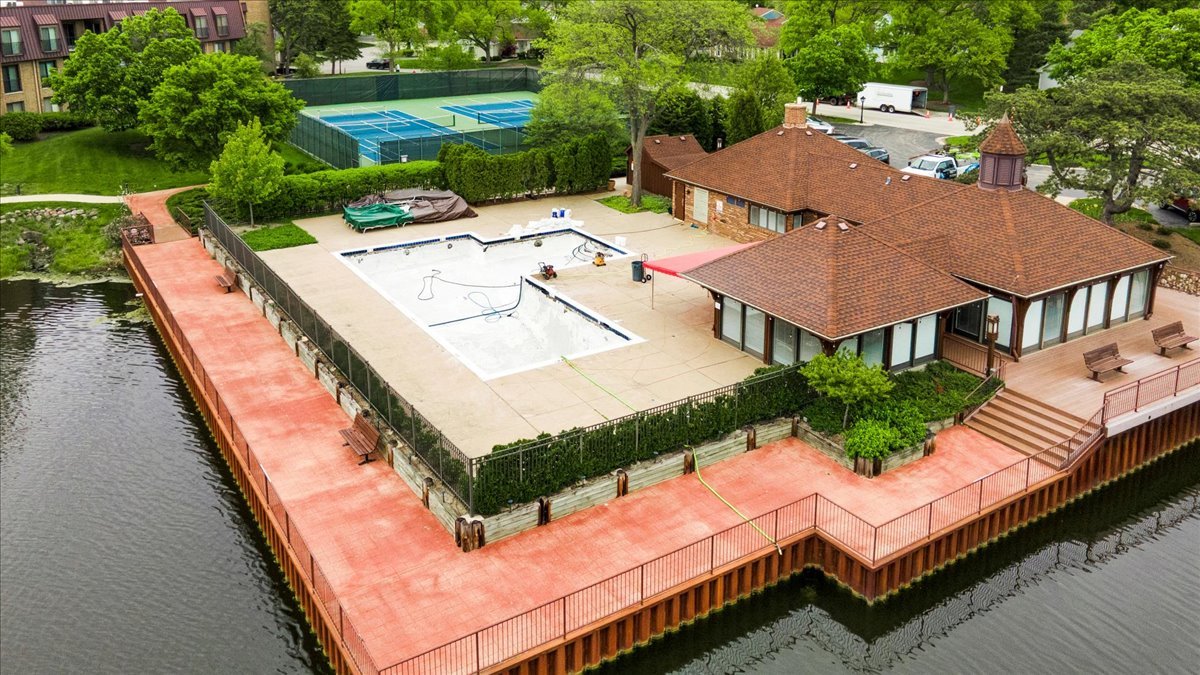 7 The Court Of Island Point, Northbrook, IL 60062