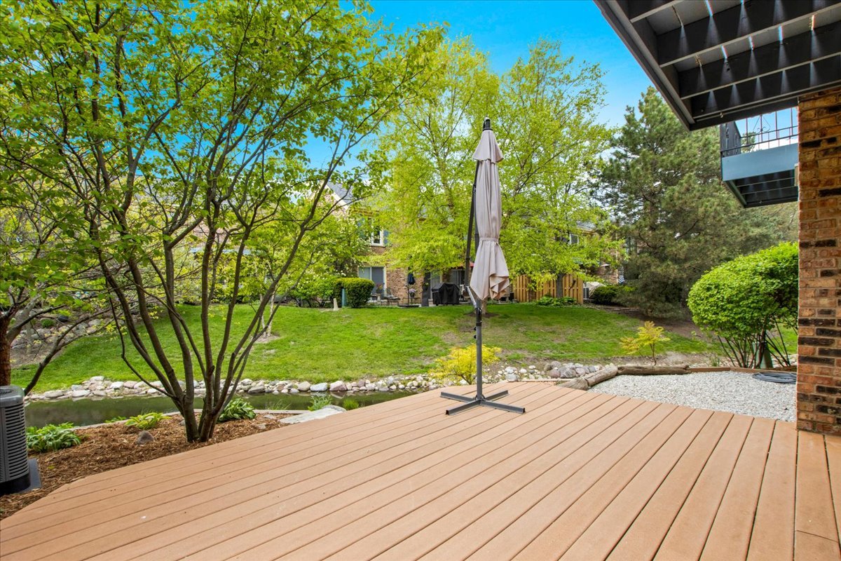 7 The Court Of Island Point, Northbrook, IL 60062