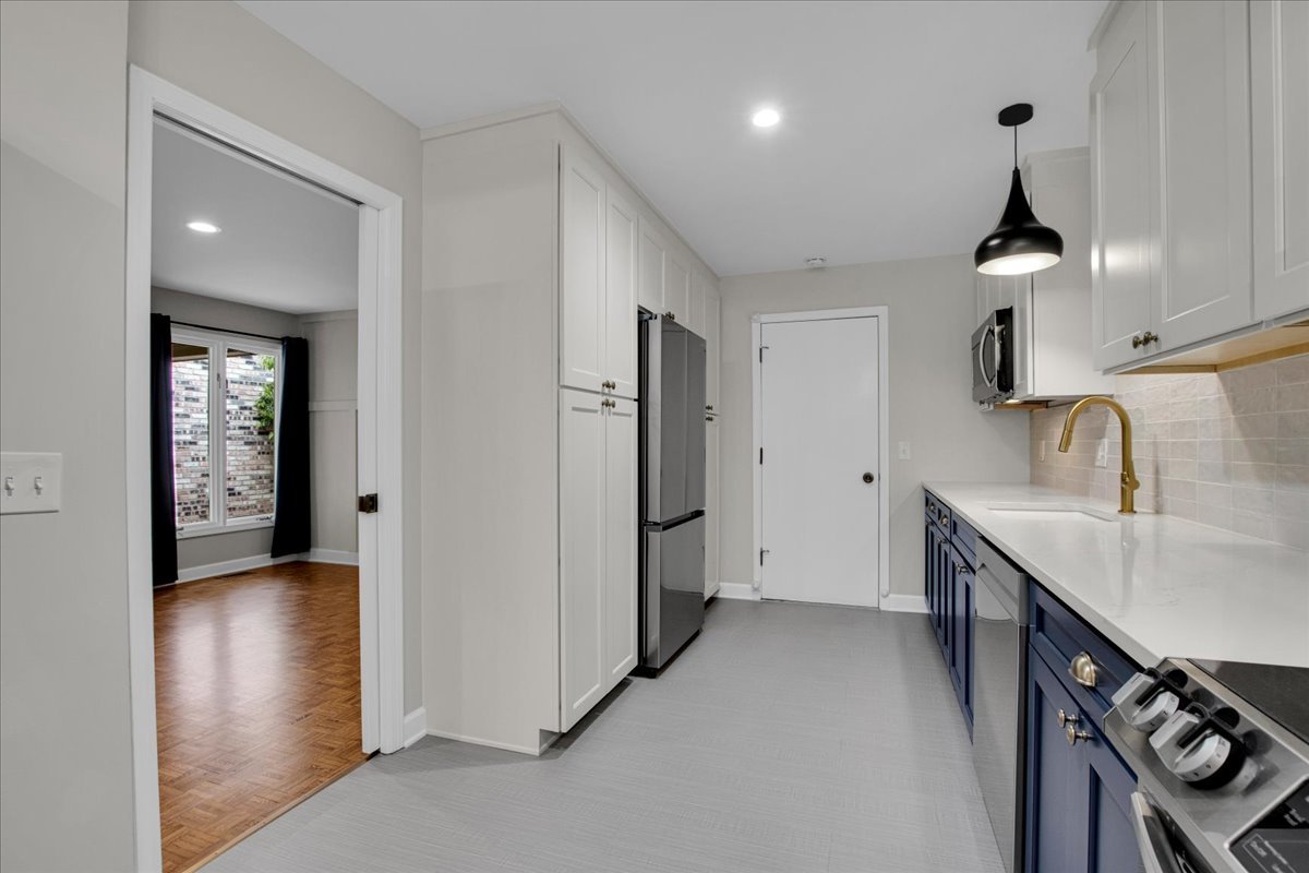 7 The Court Of Island Point, Northbrook, IL 60062