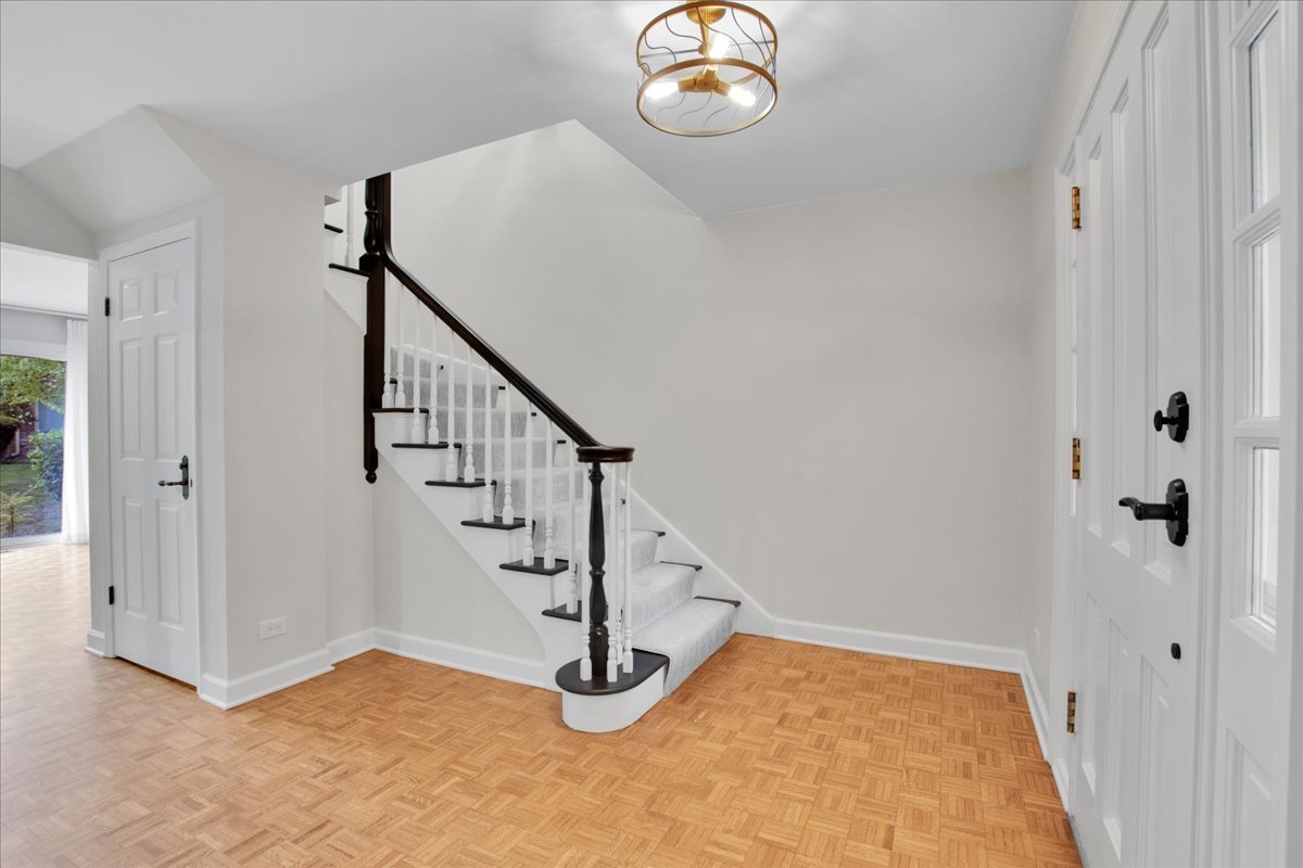 7 The Court Of Island Point, Northbrook, IL 60062