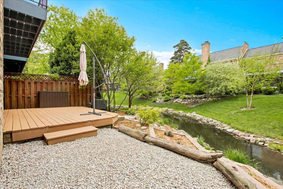 7 The Court Of Island Point, Northbrook, IL 60062