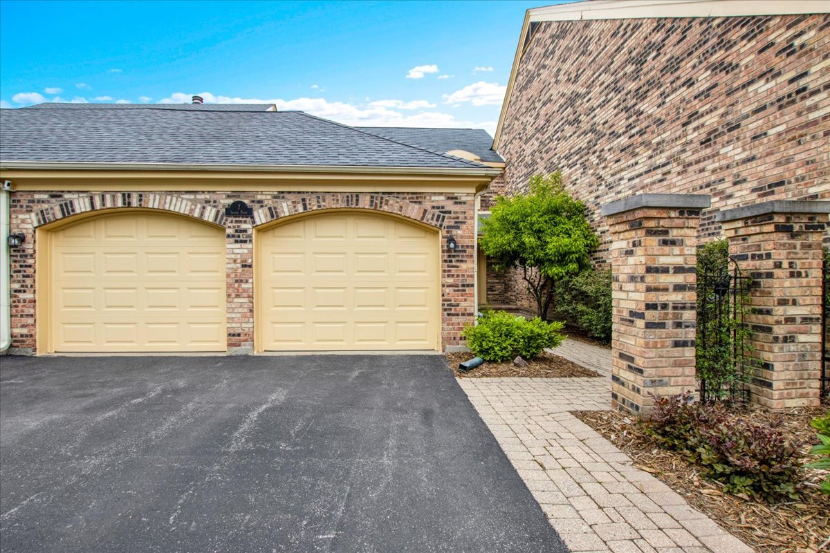 7 The Court Of Island Point, Northbrook, IL 60062