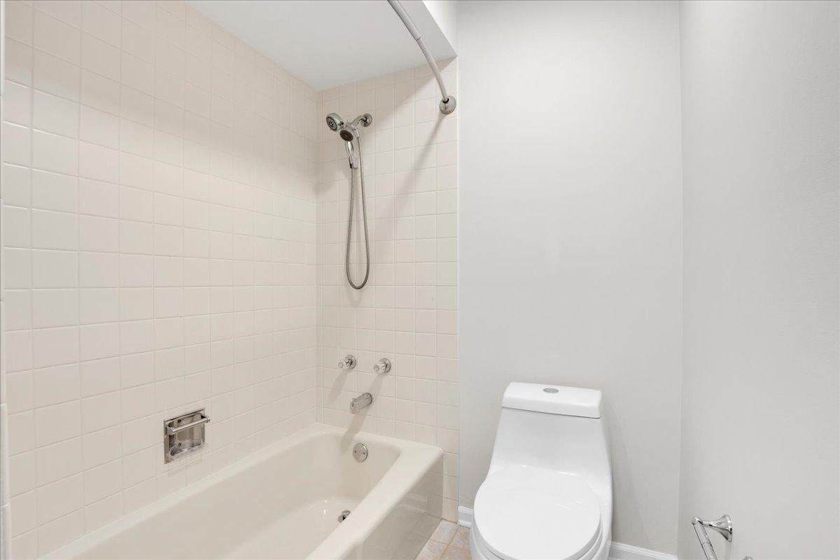 7 The Court Of Island Point, Northbrook, IL 60062