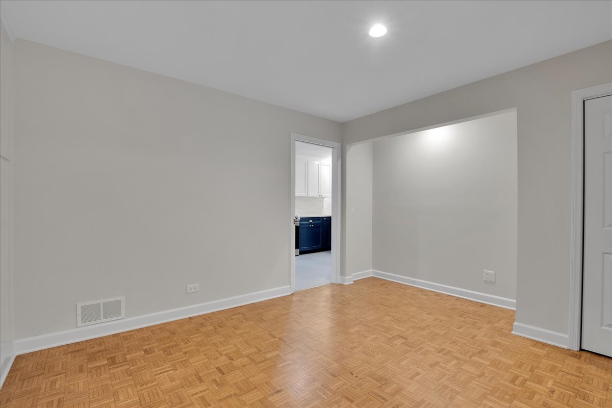 7 The Court Of Island Point, Northbrook, IL 60062