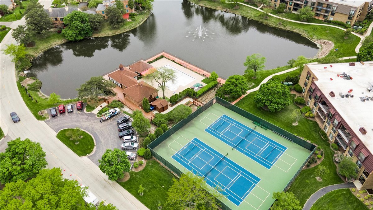 7 The Court Of Island Point, Northbrook, IL 60062