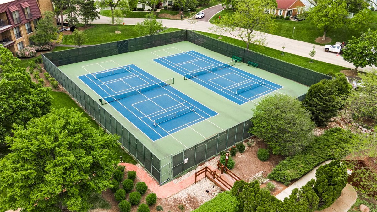 7 The Court Of Island Point, Northbrook, IL 60062