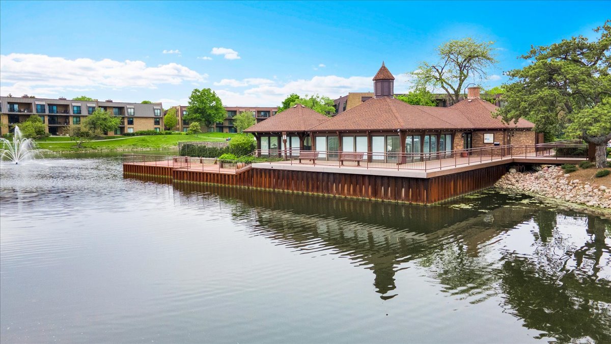7 The Court Of Island Point, Northbrook, IL 60062