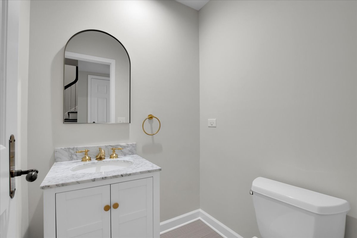 7 The Court Of Island Point, Northbrook, IL 60062