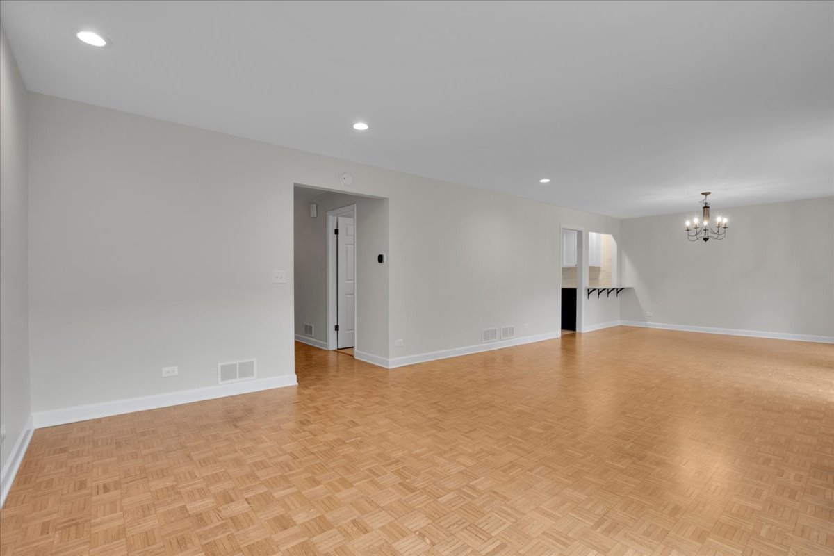 7 The Court Of Island Point, Northbrook, IL 60062