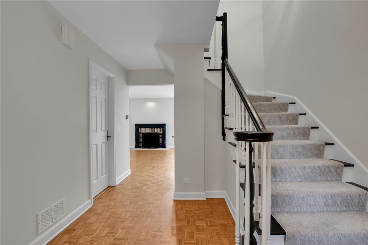 7 The Court Of Island Point, Northbrook, IL 60062