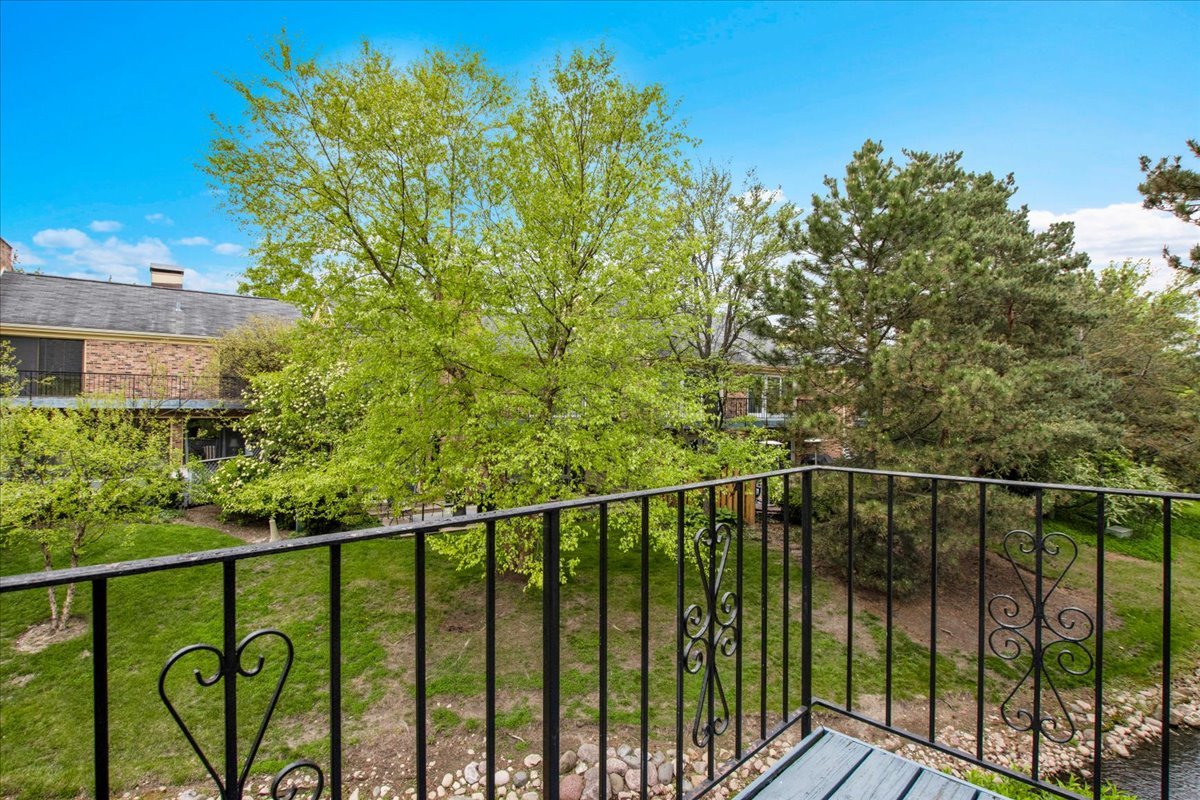 7 The Court Of Island Point, Northbrook, IL 60062