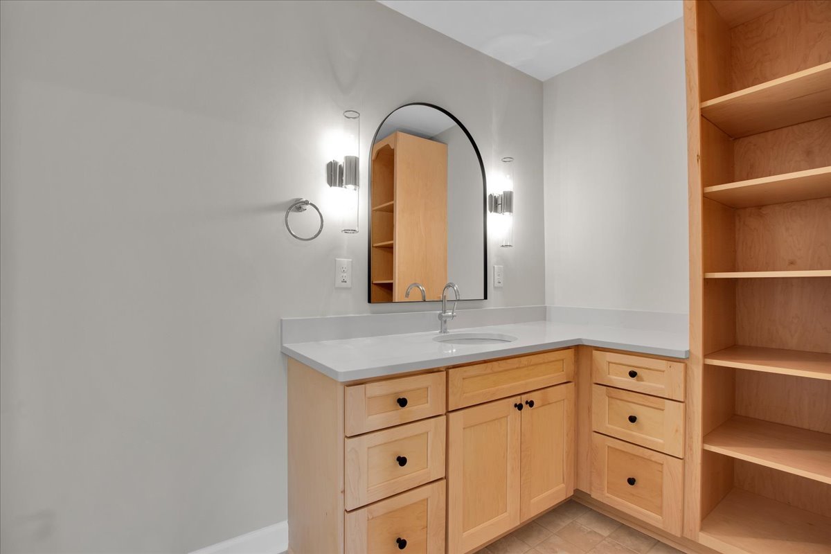7 The Court Of Island Point, Northbrook, IL 60062