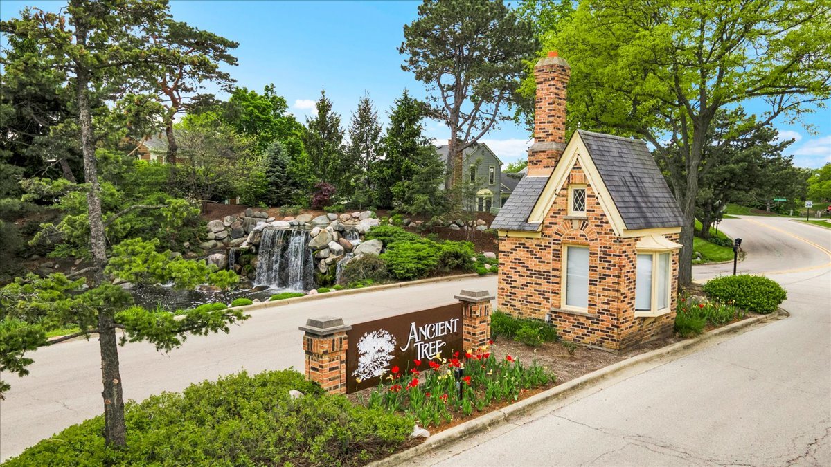 7 The Court Of Island Point, Northbrook, IL 60062