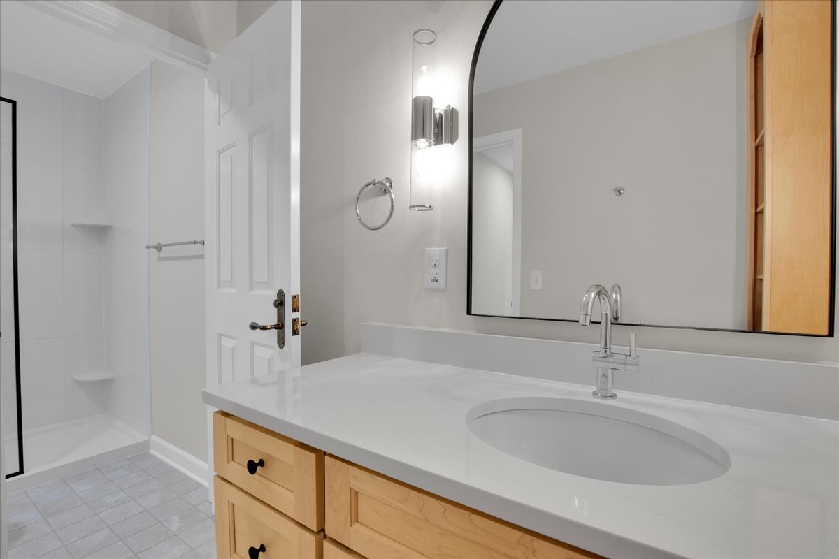 7 The Court Of Island Point, Northbrook, IL 60062