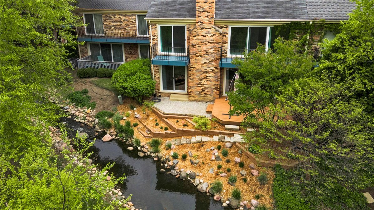 7 The Court Of Island Point, Northbrook, IL 60062