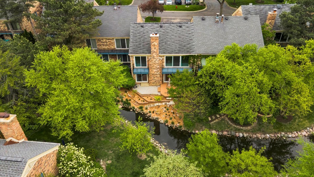 7 The Court Of Island Point, Northbrook, IL 60062