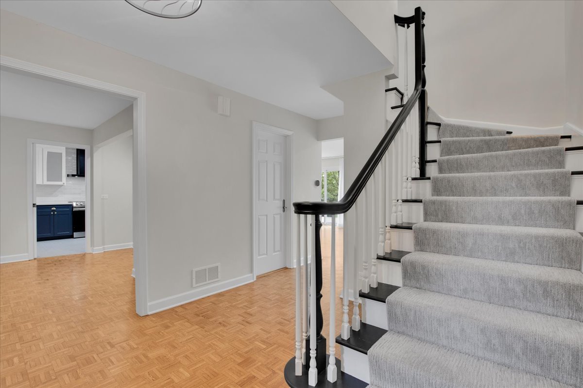 7 The Court Of Island Point, Northbrook, IL 60062