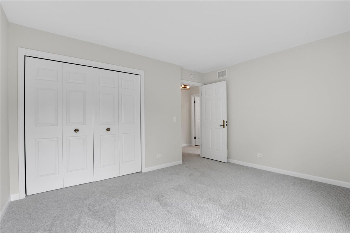 7 The Court Of Island Point, Northbrook, IL 60062