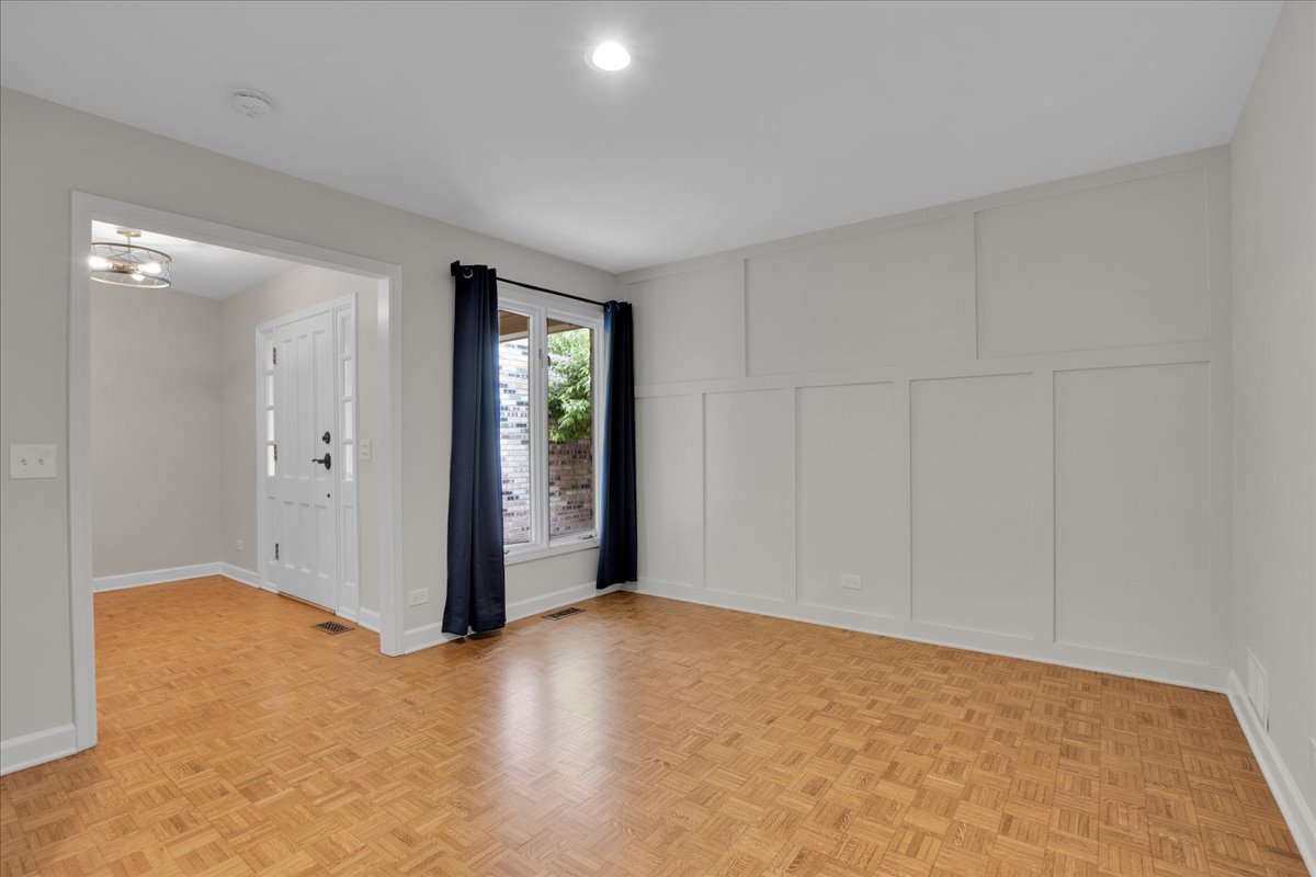 7 The Court Of Island Point, Northbrook, IL 60062