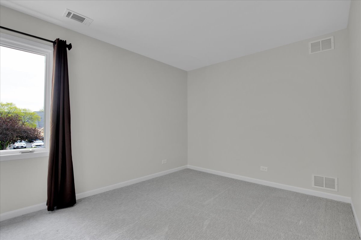7 The Court Of Island Point, Northbrook, IL 60062