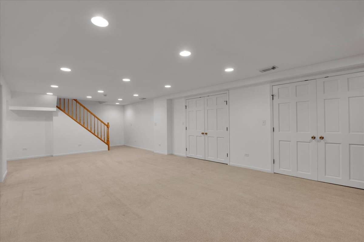 7 The Court Of Island Point, Northbrook, IL 60062