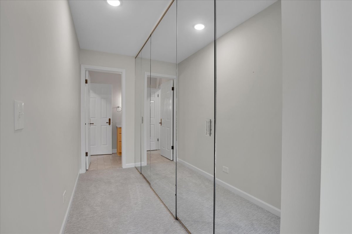 7 The Court Of Island Point, Northbrook, IL 60062