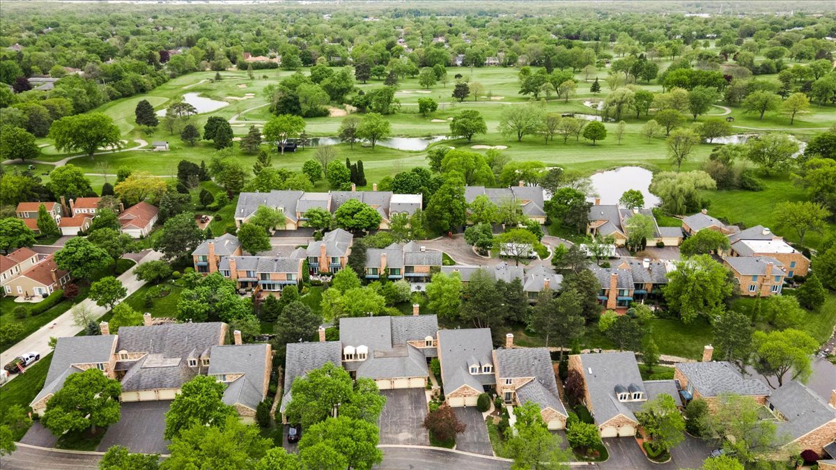 7 The Court Of Island Point, Northbrook, IL 60062