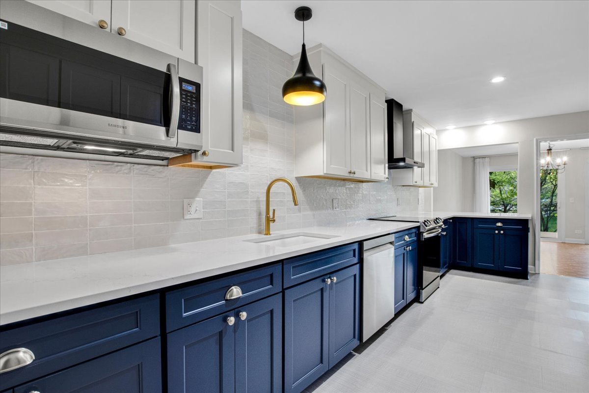 7 The Court Of Island Point, Northbrook, IL 60062