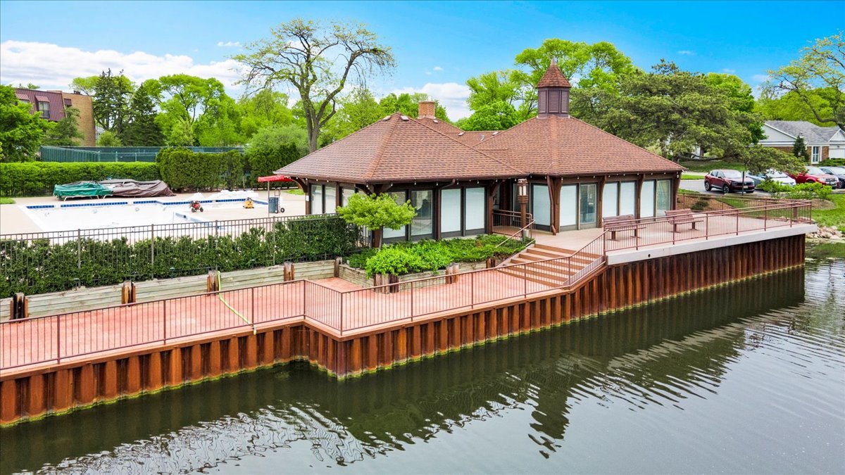 7 The Court Of Island Point, Northbrook, IL 60062