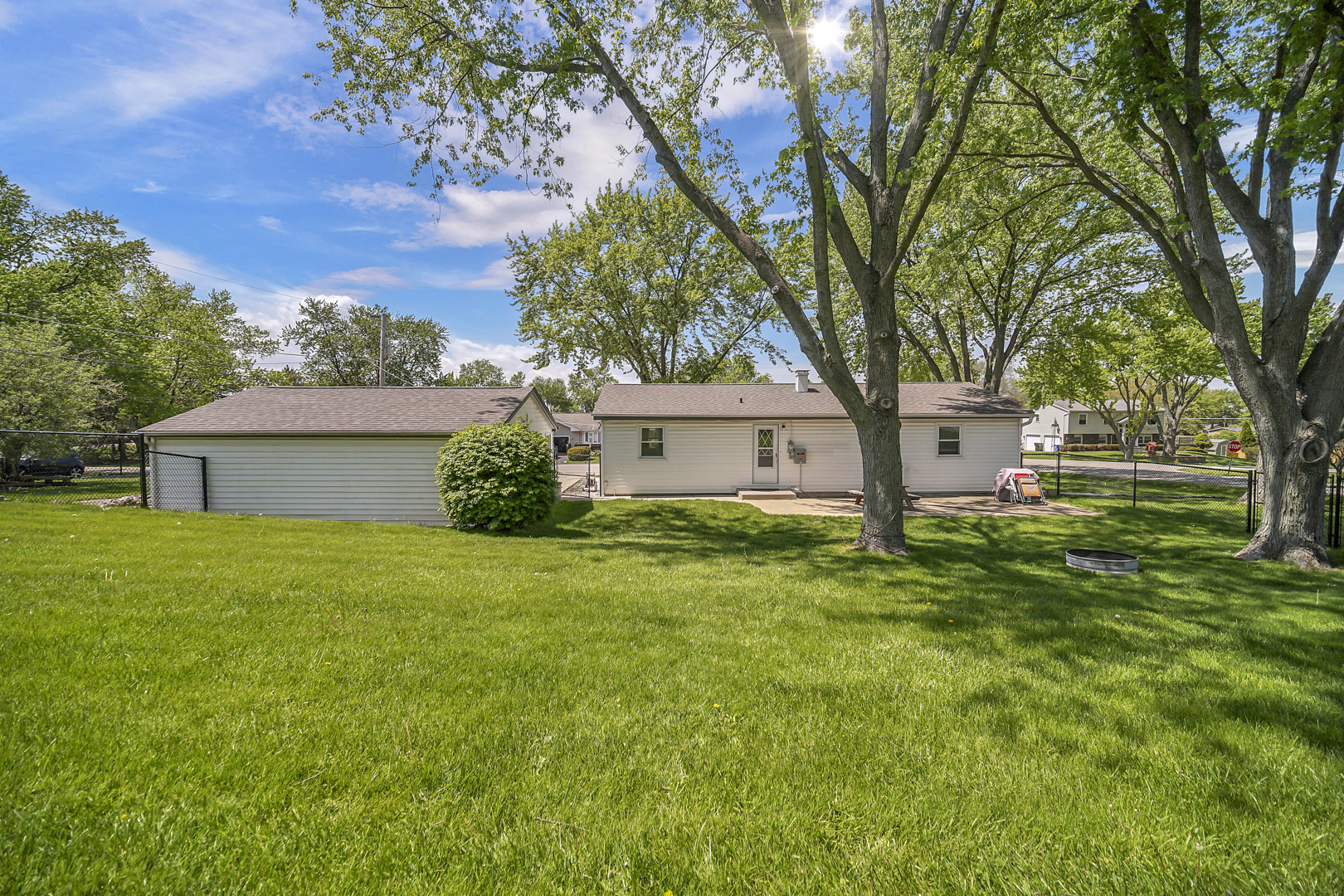 137 Birchwood Road, Carpentersville, IL 60110