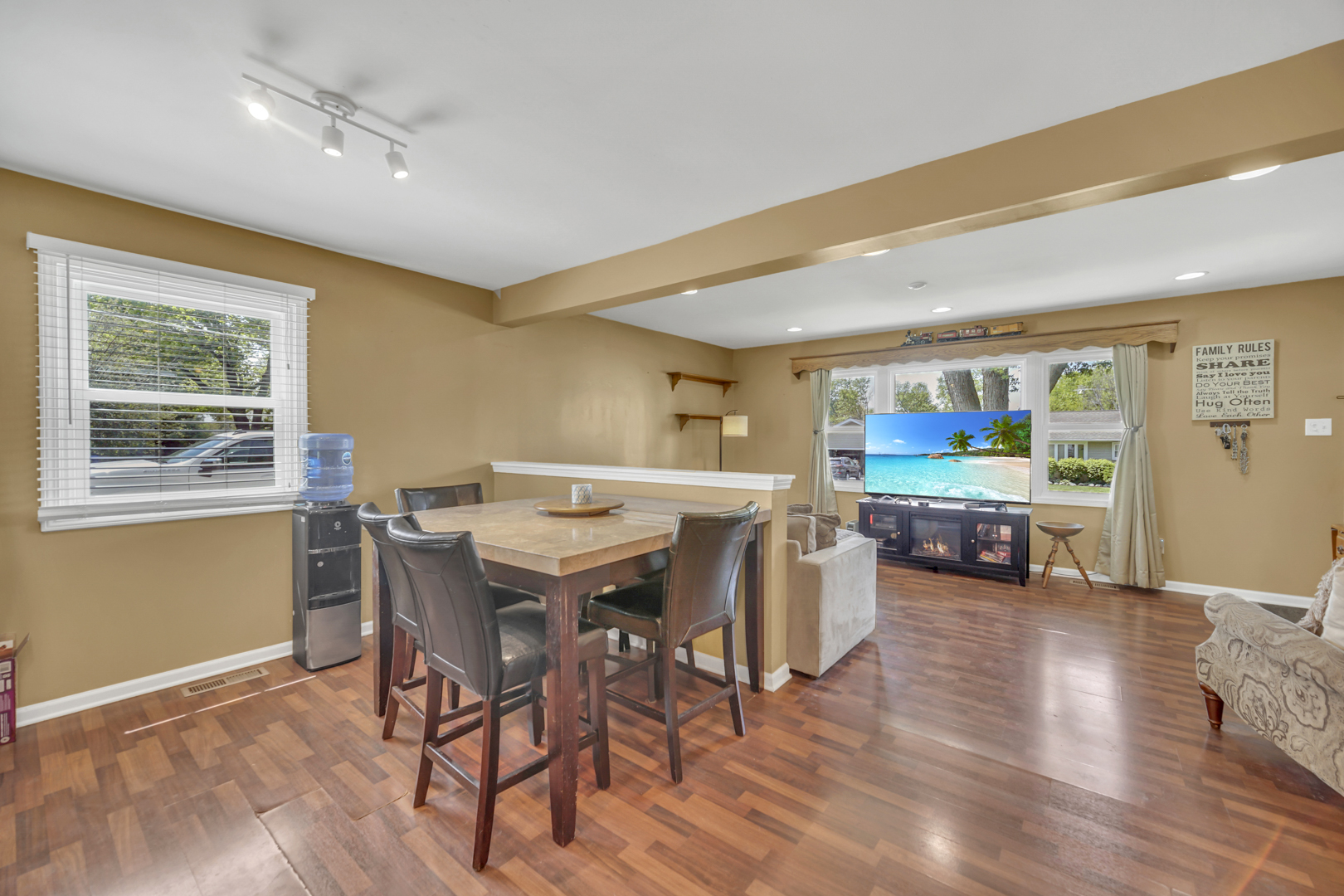 137 Birchwood Road, Carpentersville, IL 60110