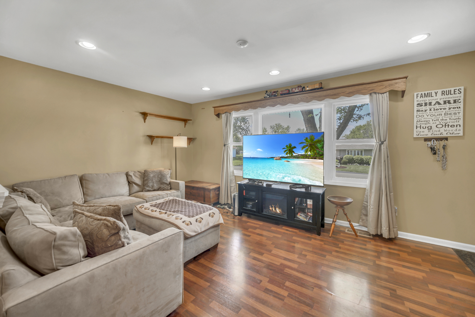 137 Birchwood Road, Carpentersville, IL 60110