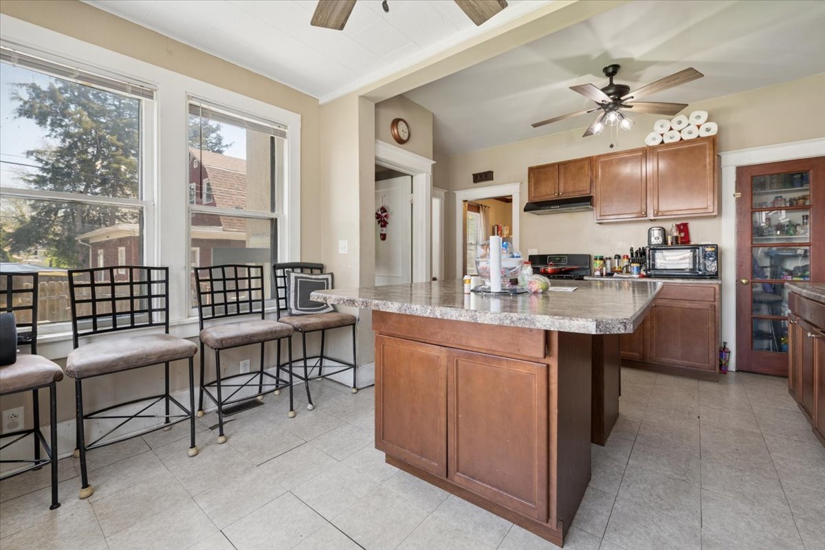 362 Evans Avenue, Aurora, IL 60505