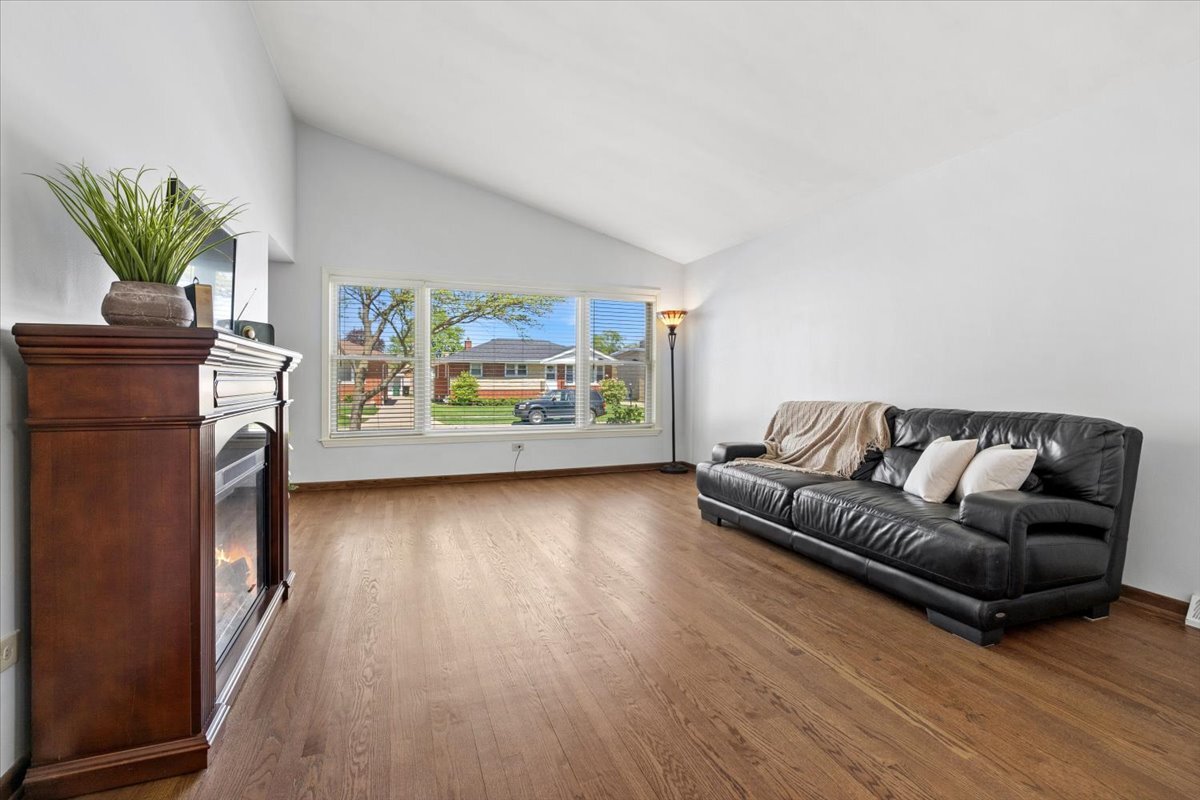 10665 Preston Street, Westchester, IL 60154