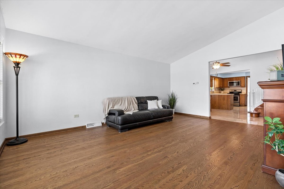 10665 Preston Street, Westchester, IL 60154