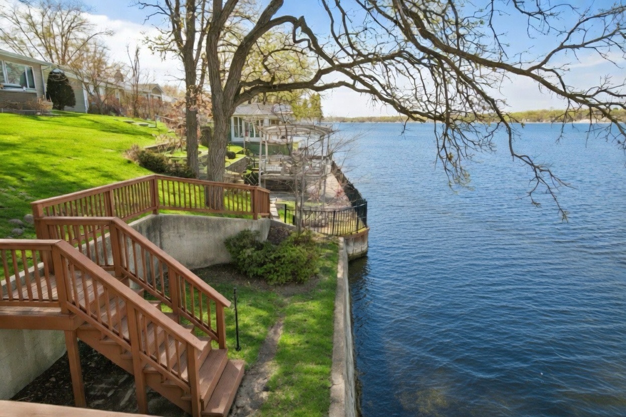 3312 W Lake Shore Drive, Wonder Lake, IL 60097