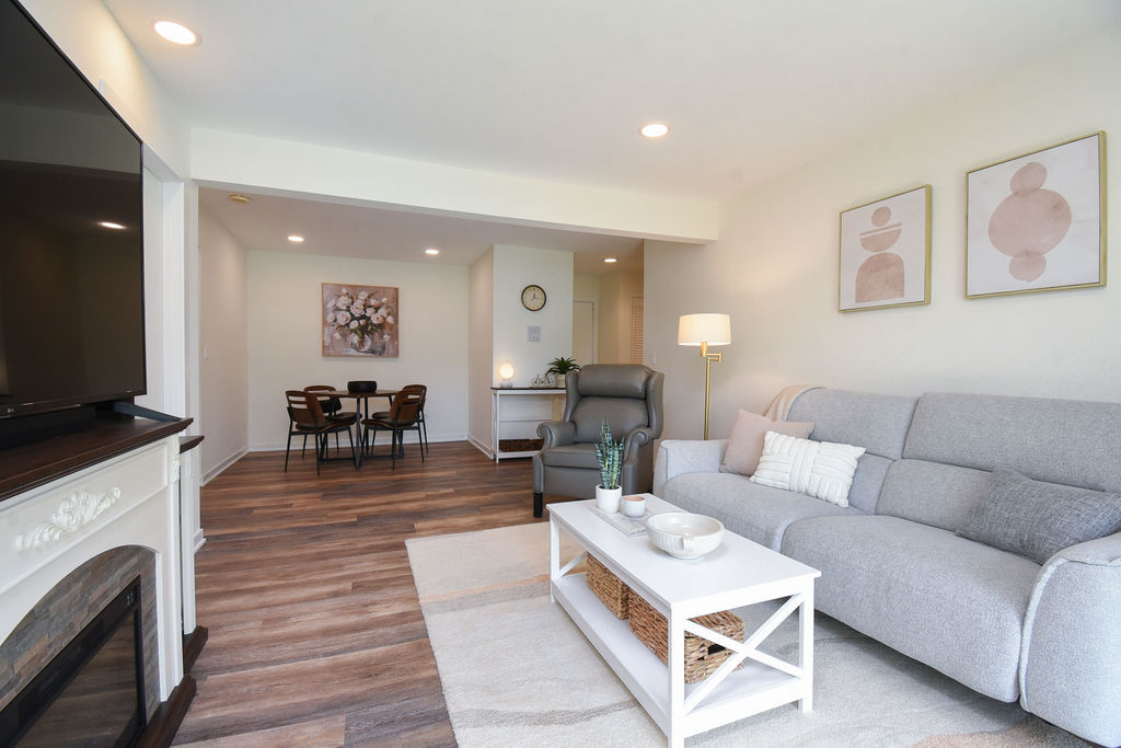 10357 Dearlove Road #1J, Glenview, IL 60025