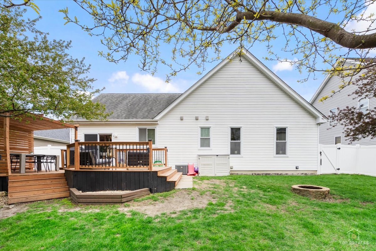 875 RED CLOVER Drive, Aurora, IL 60504