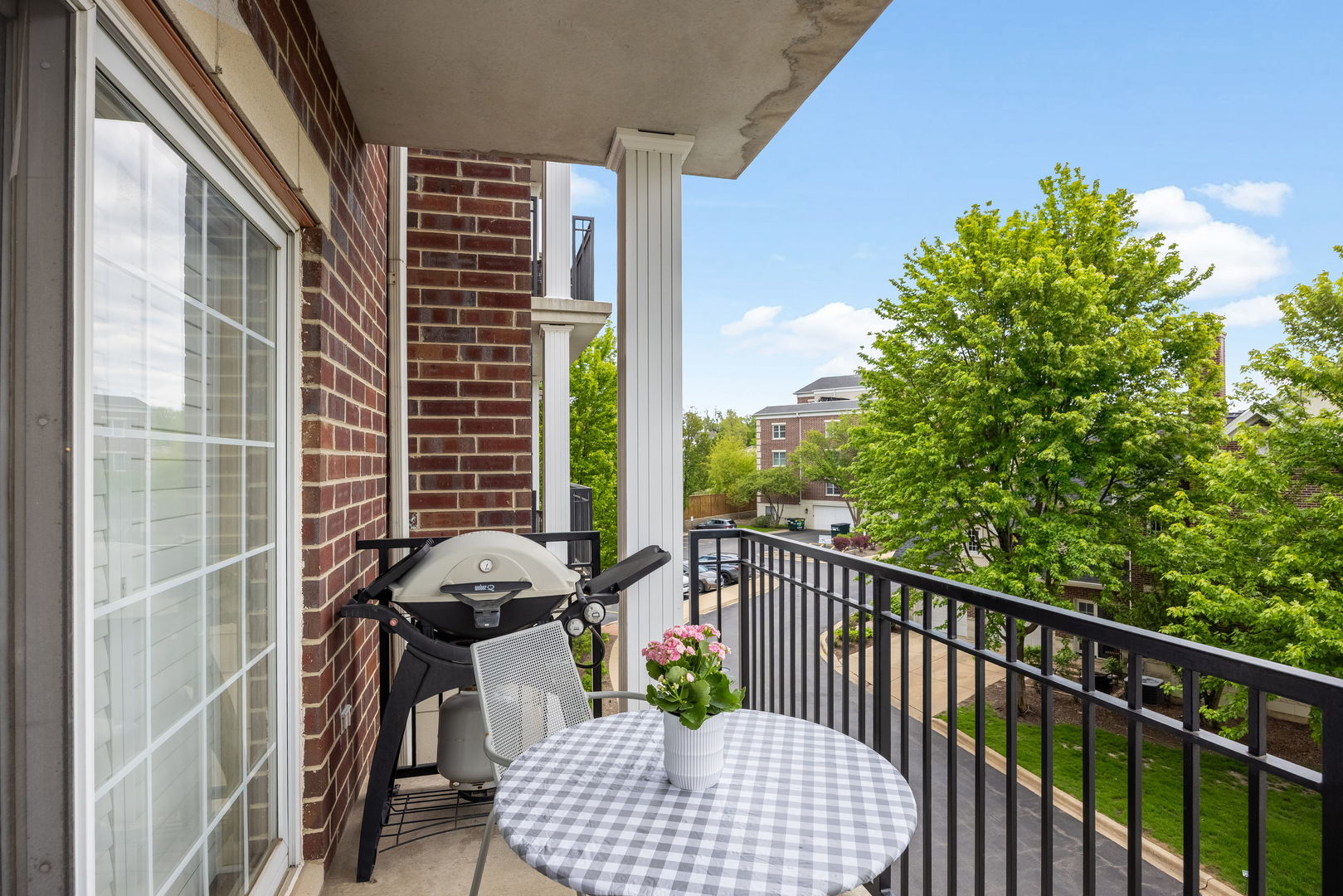 446 McDaniels Circle #302, Clarendon Hills, IL 60514