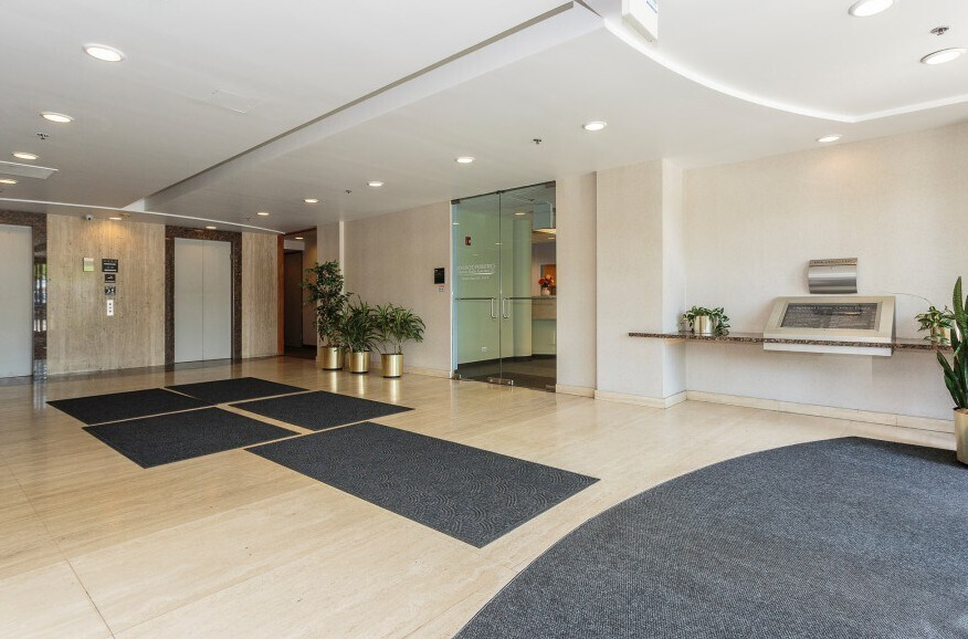 246 E Janata Boulevard, Lombard, IL 60148