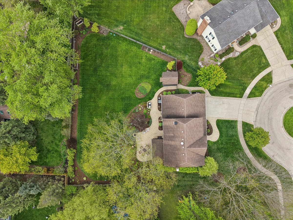 1207 Abbey Court, Libertyville, IL 60048